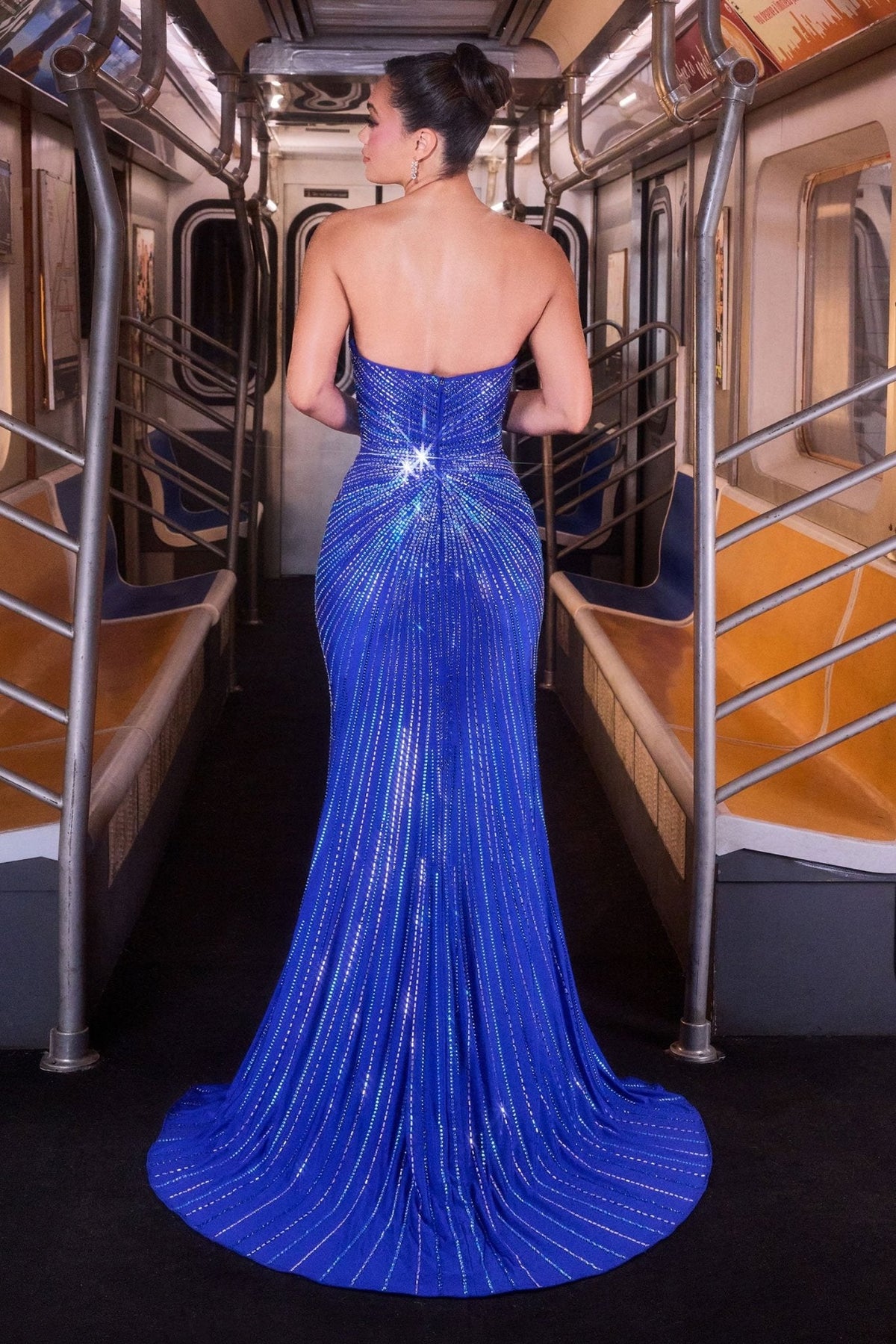 Vestido de gala con abertura, escote en V profundo y pedrería CB164