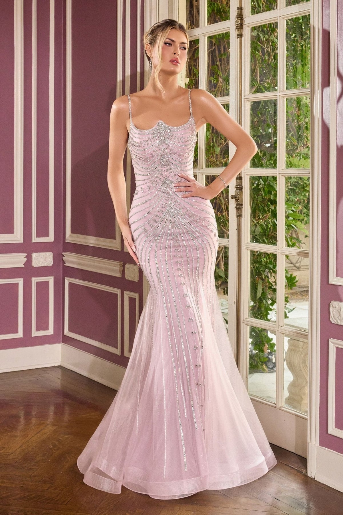 Vestido de noche ajustado de tul con moño, brillos y pedrería CB167