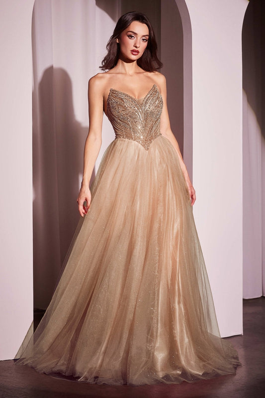 Vestido de gala strapless corte A de tul con pedrería y corset CC415