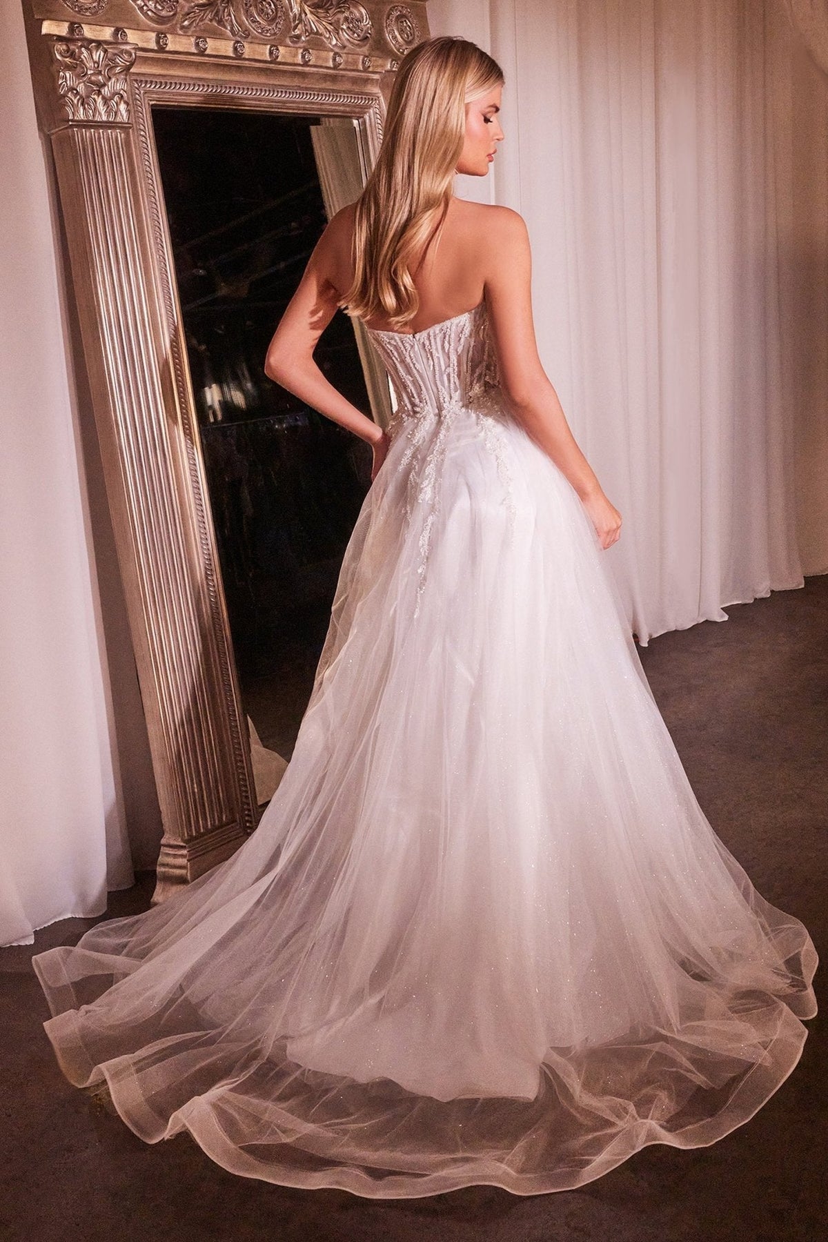 Vestido de novia strapless de tul con brillos y pedrería CD0230W