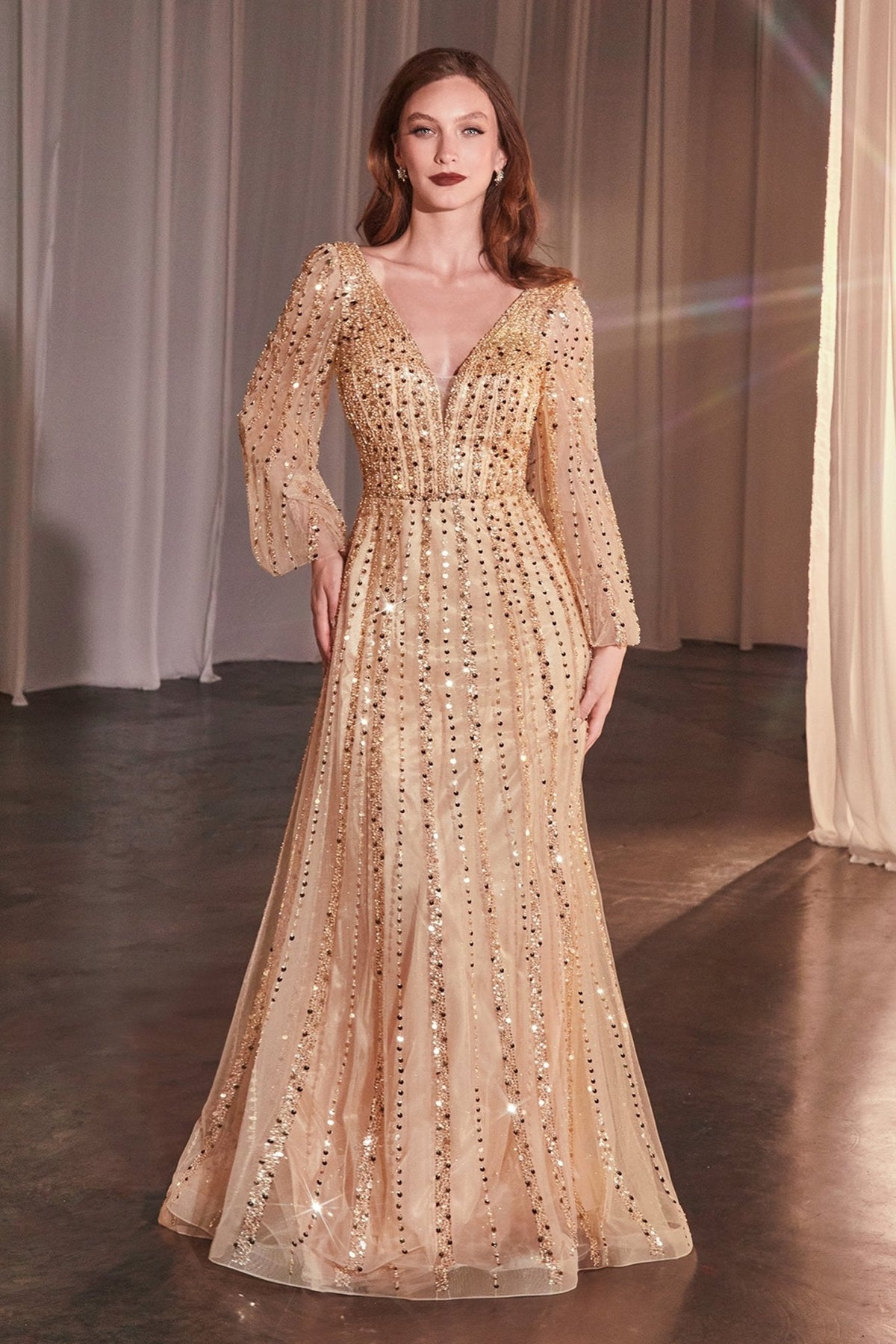 Vestido de gala de tul con manga larga, pedrería y escote en V CD0240