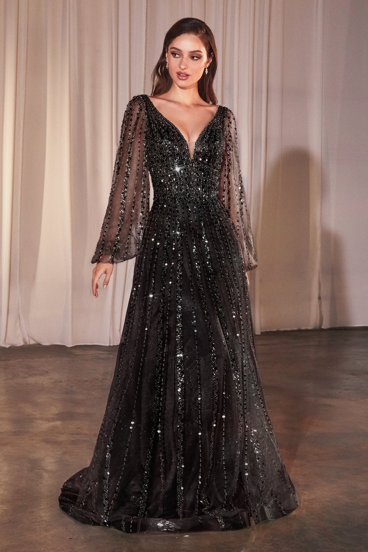 Vestido de gala de tul con manga larga, pedrería y escote en V CD0240