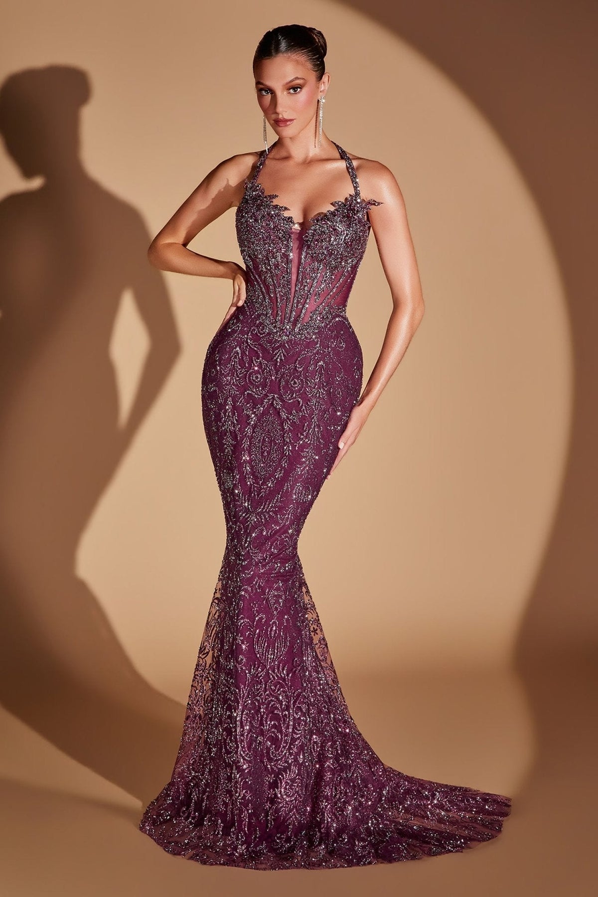 Vestido de graduación de encaje bordado con cola y pedrería CD695