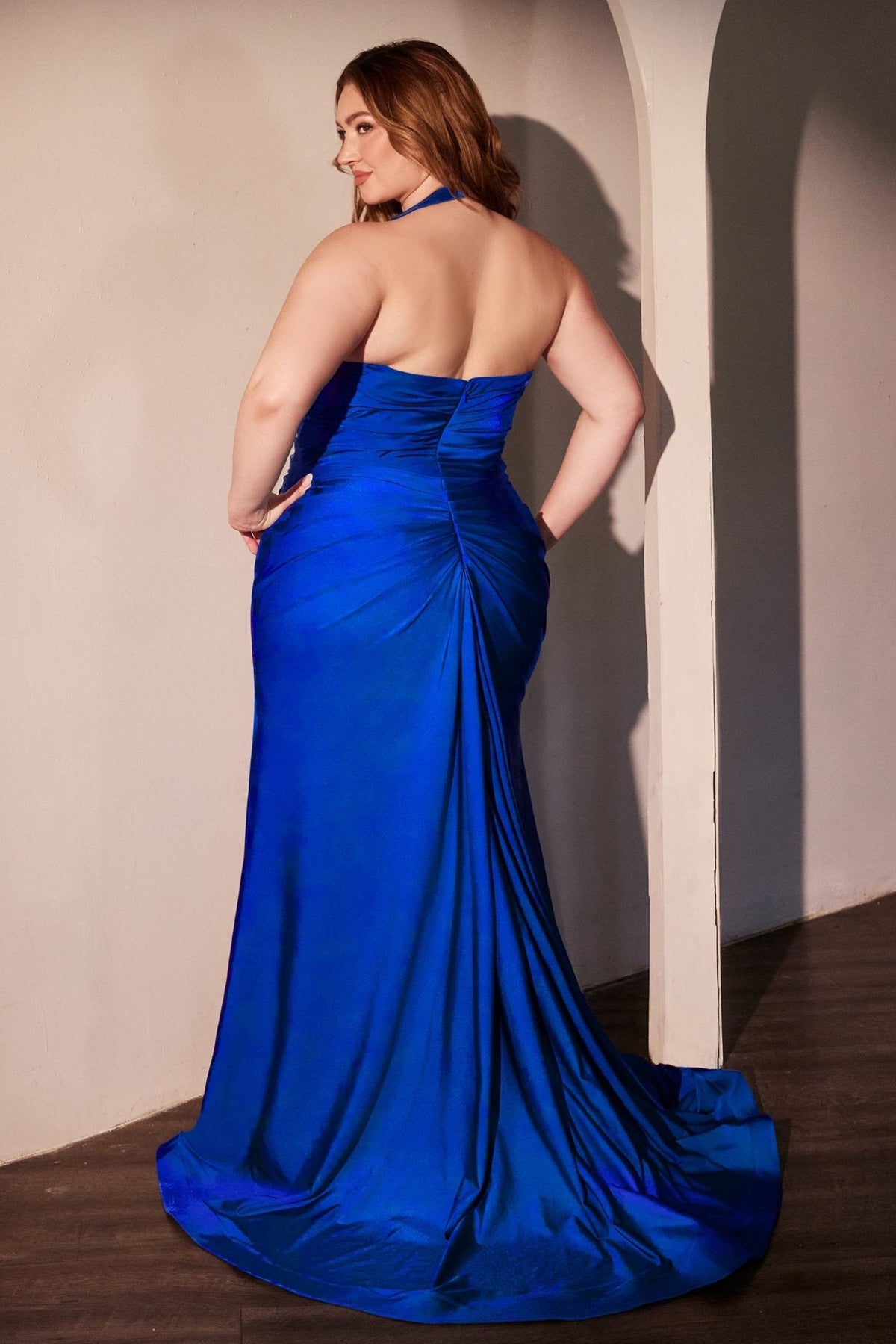 Vestido de gala satinado ajustado con abertura y cuello halter CD796C