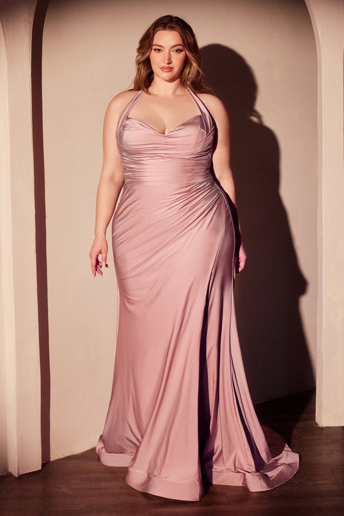 Vestido de gala satinado ajustado con abertura y cuello halter CD796C