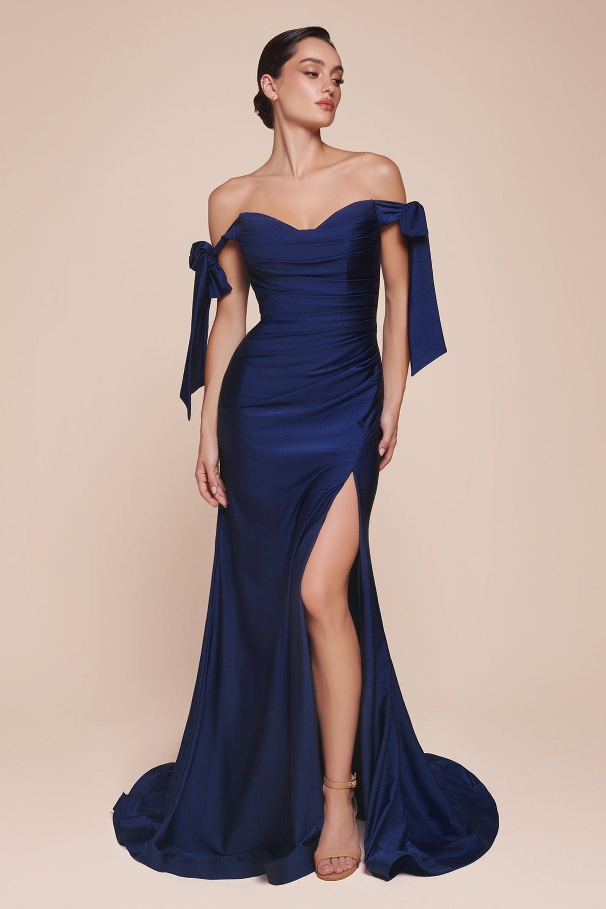 Vestido de noche largo satinado con abertura y escote corazón CD943