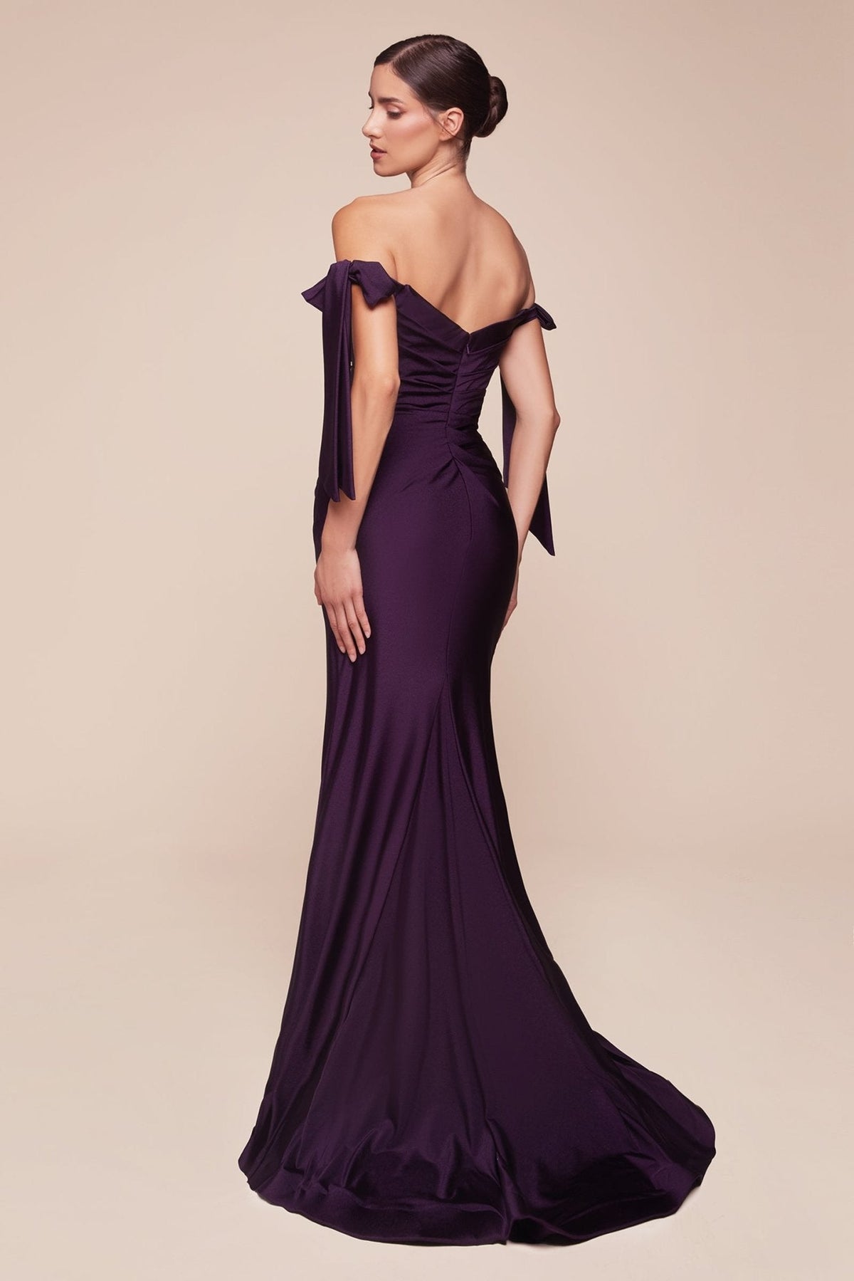 Vestido de noche largo satinado con abertura y escote corazón CD943