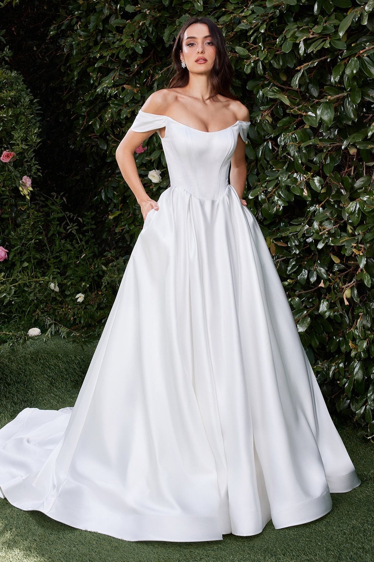 Vestido de novia satinado con hombros descubiertos CDS513W