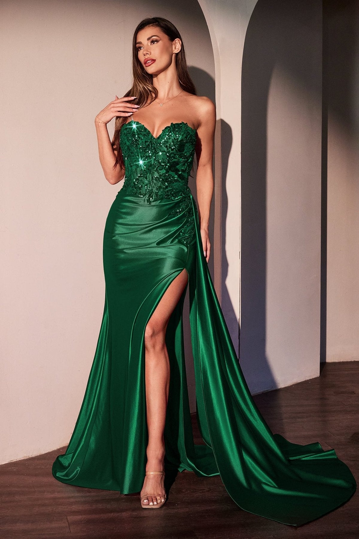 Vestido largo de satín y encaje con abertura y escote corazón CDS530