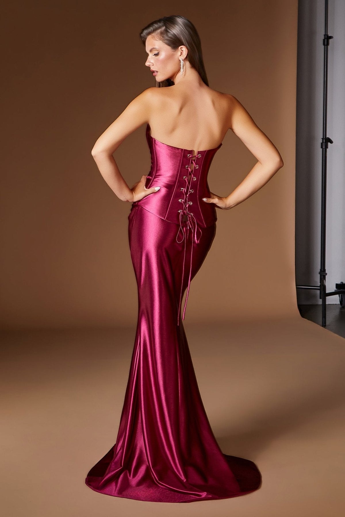 Vestido de dos piezas satinado con corset y escote corazón CH2602