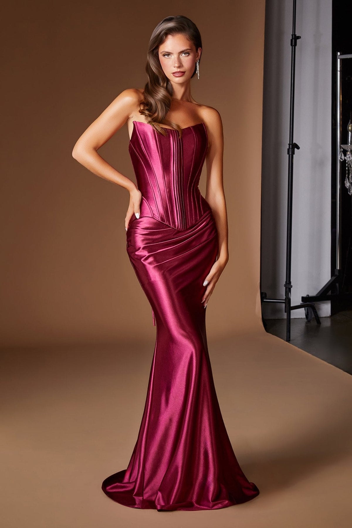 Vestido de dos piezas satinado con corset y escote corazón CH2602