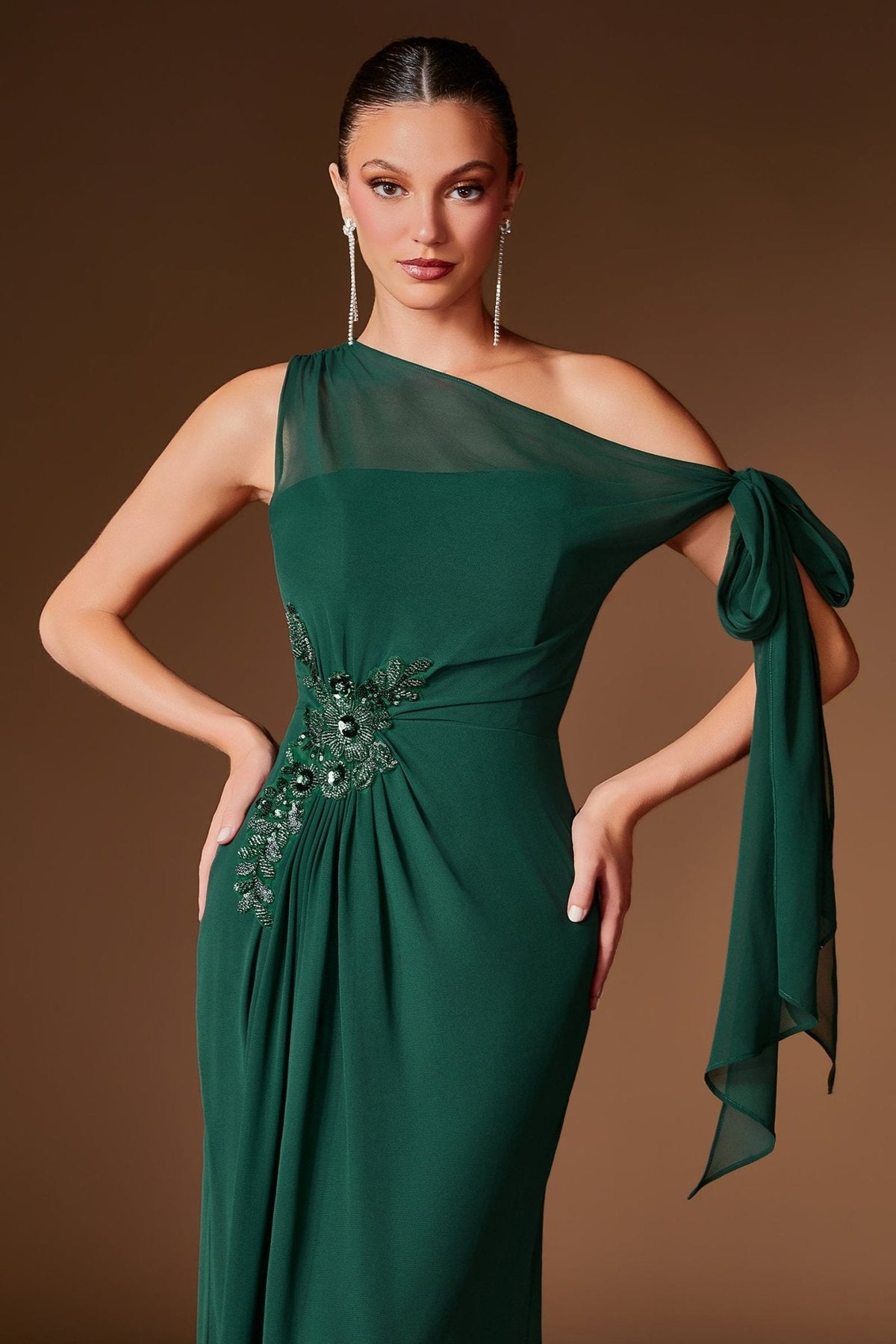 Vestido de noche drapeado de gasa con pedrería y aplicaciones CH2612