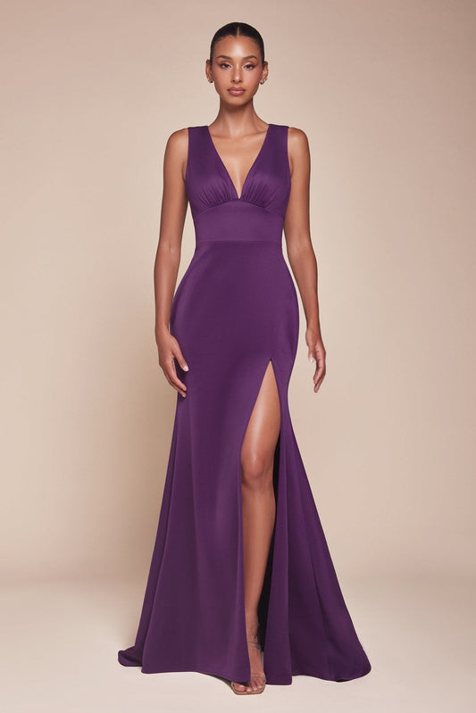 Vestido largo ajustado con escote en V y abertura CH395