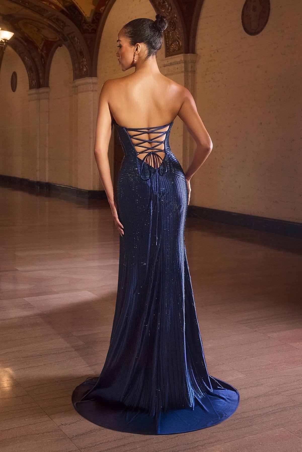 Vestido de graduación ajustado con abertura, brillos y corset CK918