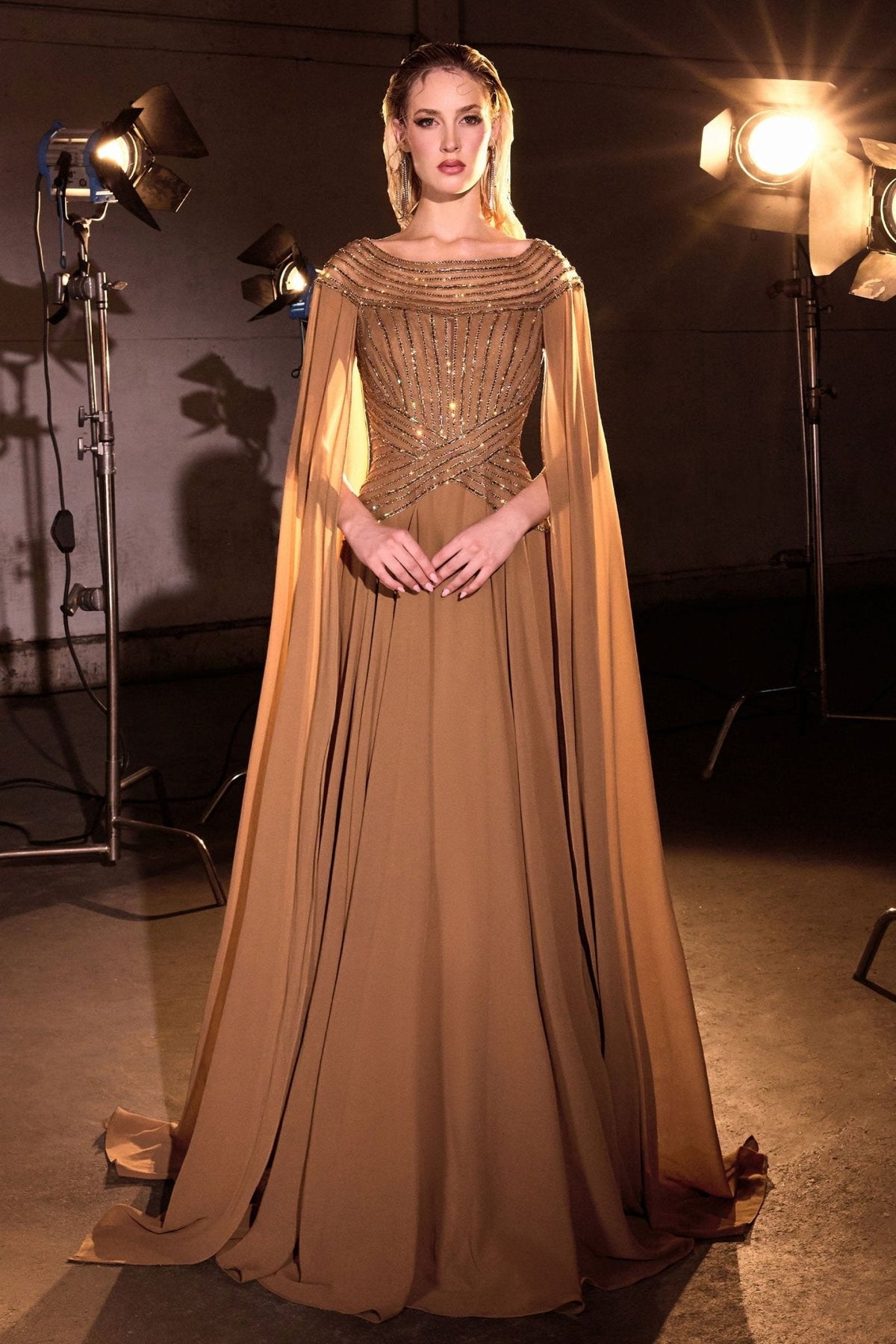 Vestido largo corte A de lentejuelas con capa y pedrería CL08