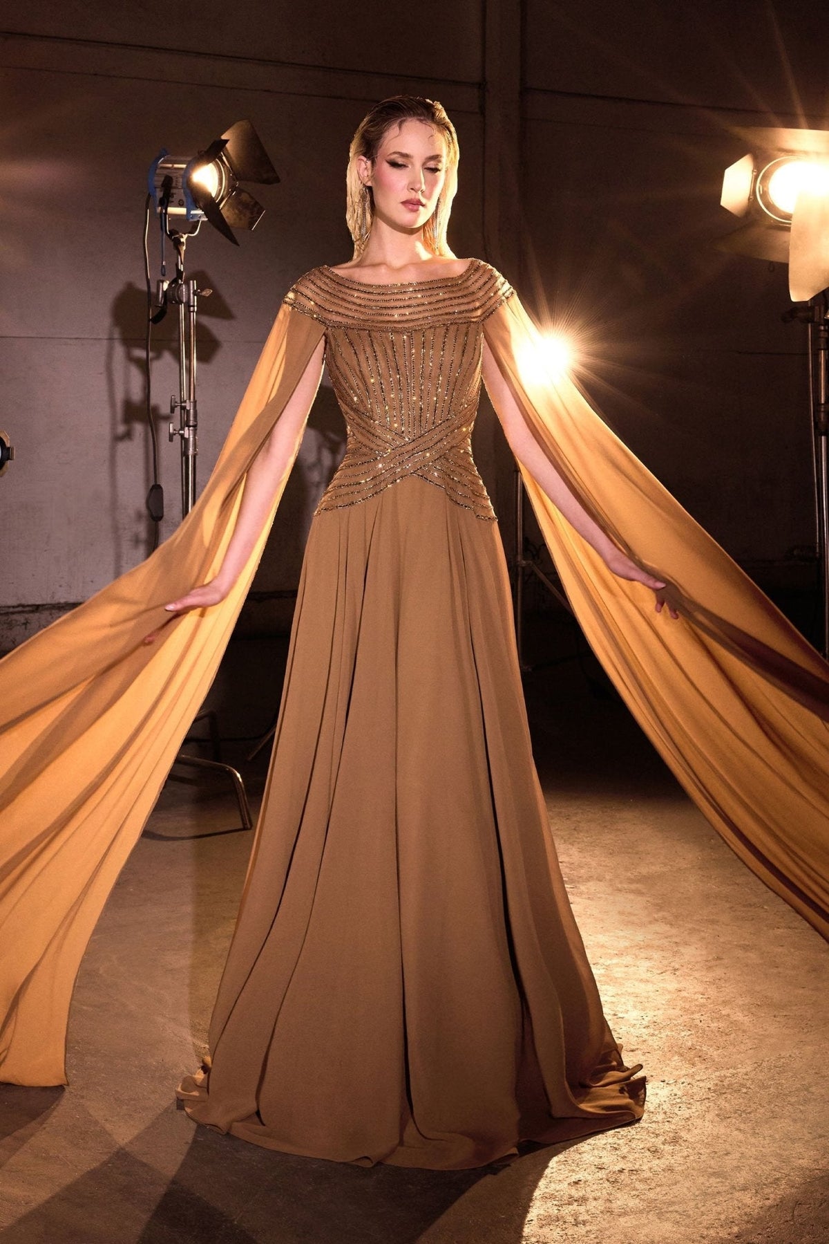 Vestido largo corte A de lentejuelas con capa y pedrería CL08