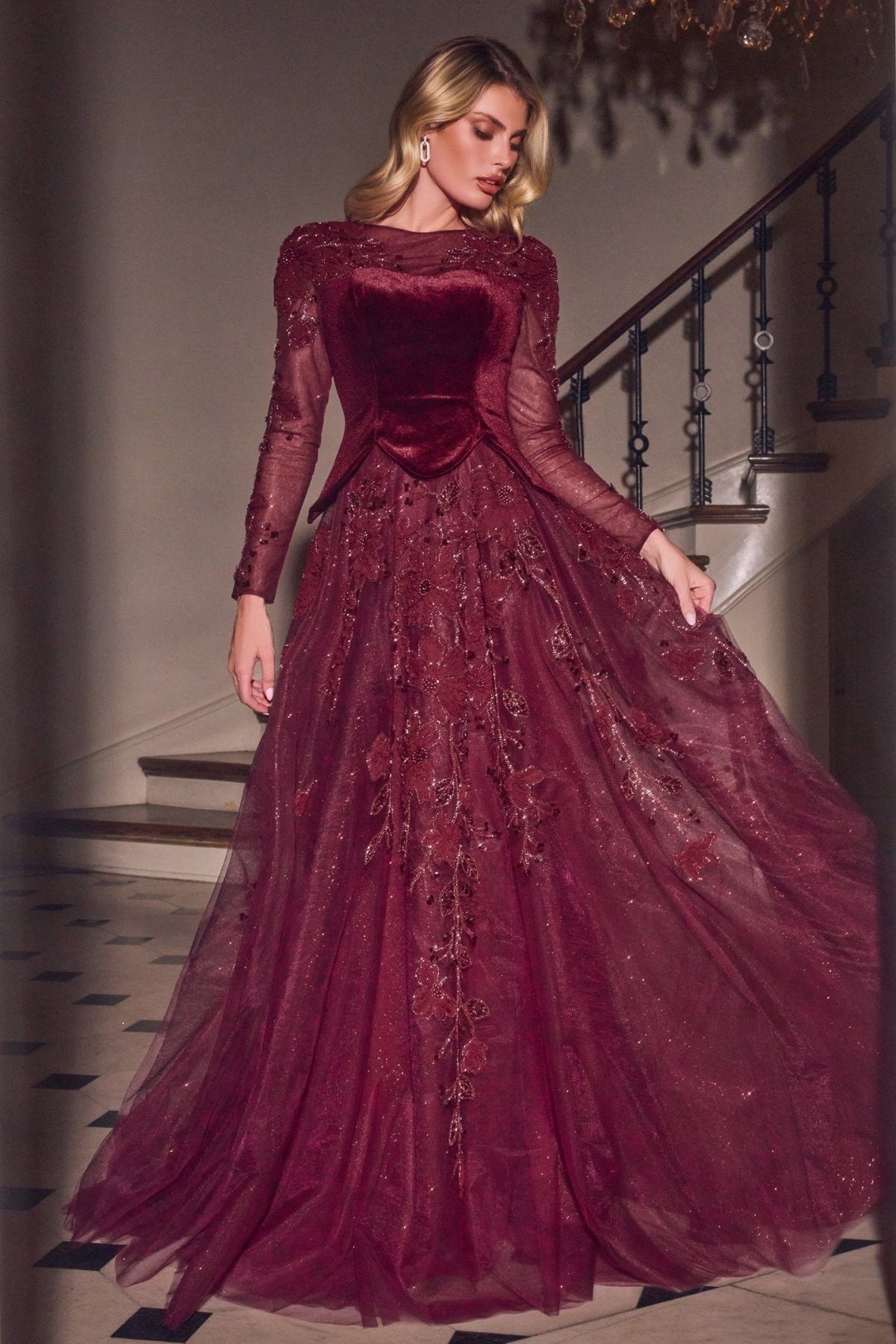 Vestido de noche largo bordado de terciopelo con pedrería y cola CM394