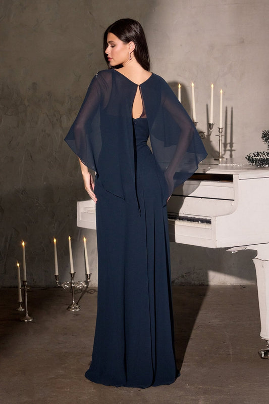 Vestido largo drapeado de gasa con capa, brillos y pedrería CR884