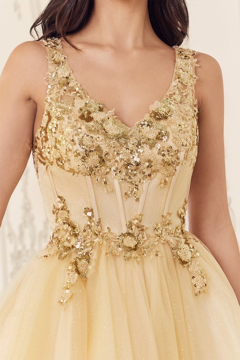 Vestido corto corte A de tul con brillos y espalda descubierta CY019