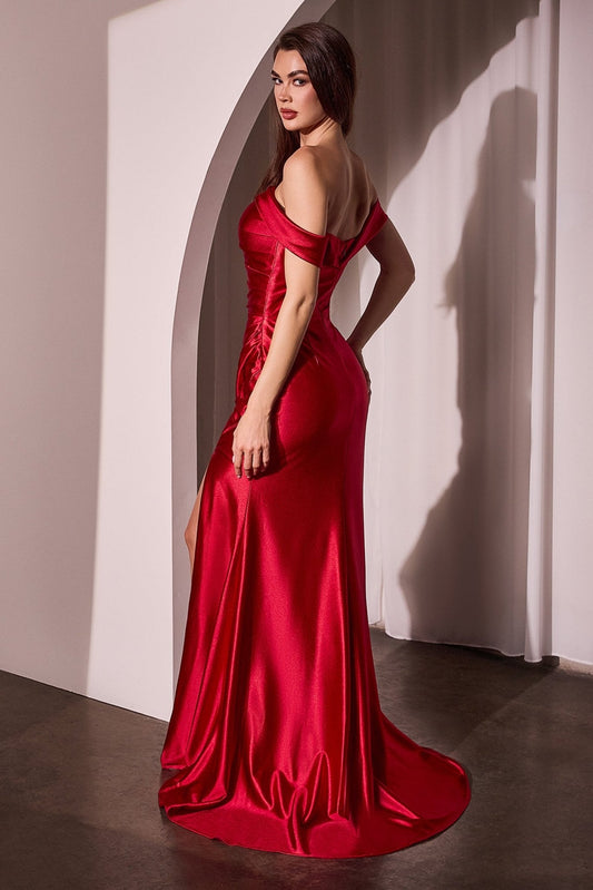 Vestido de noche satinado con abertura y hombros descubiertos J877