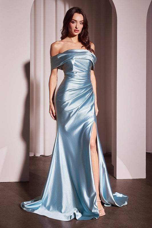 Vestido de noche satinado con abertura y hombros descubiertos J877
