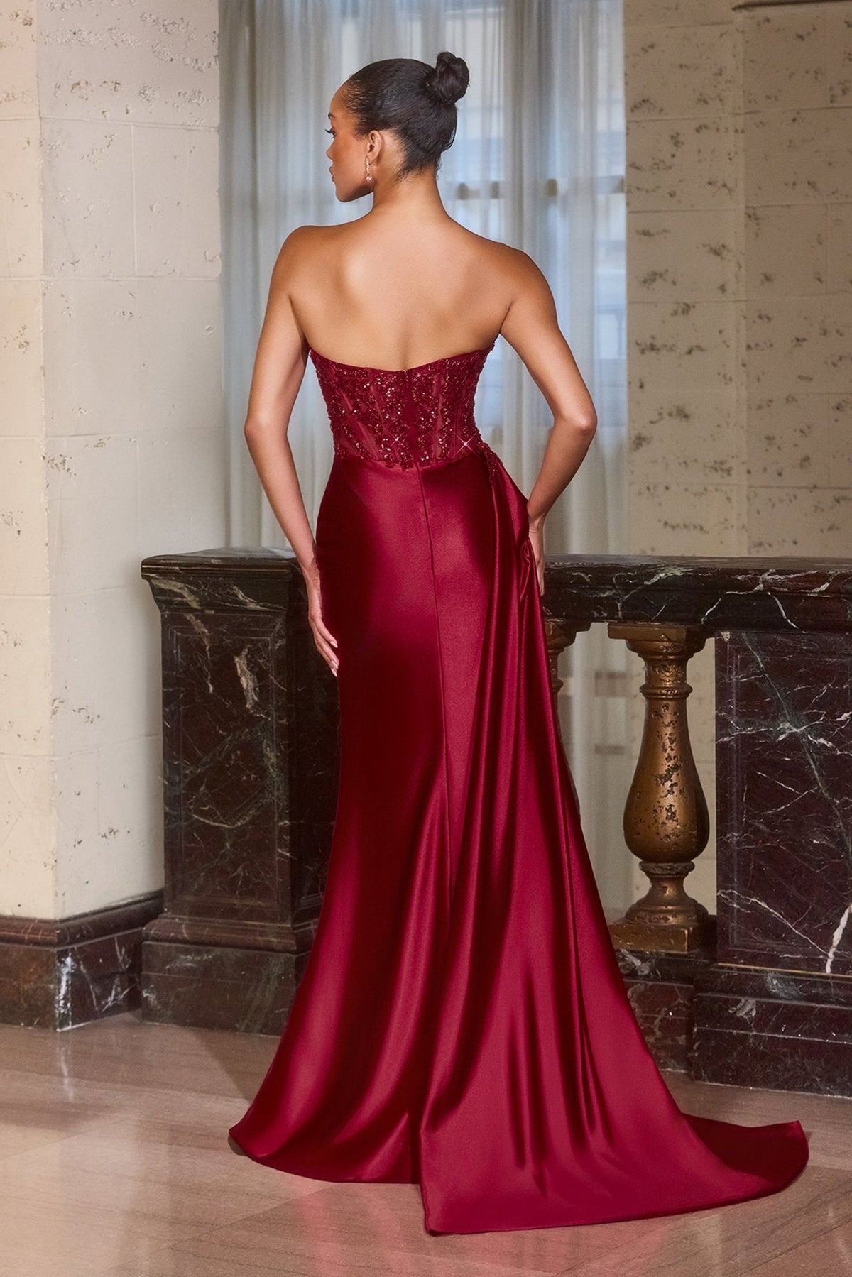 Vestido largo de satín y lentejuelas con abertura, corset y cola J887