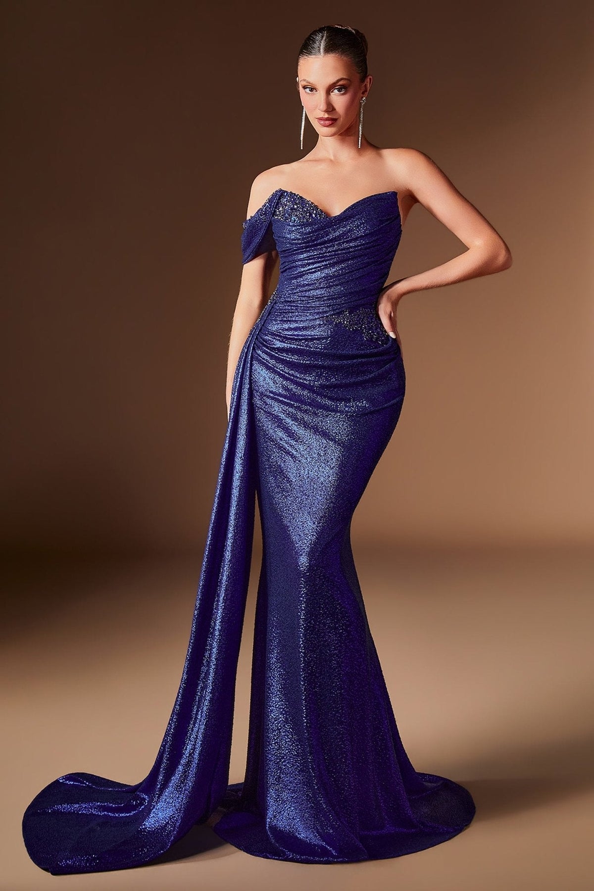 Vestido de noche metálico con pedrería, brillos y escote corazón J913