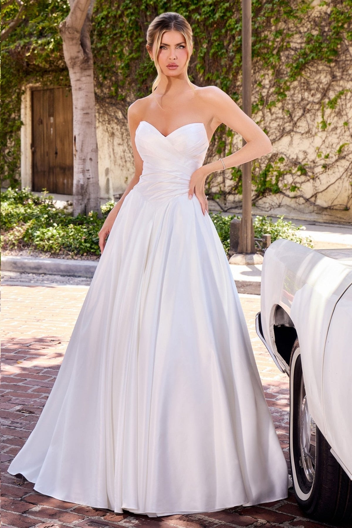 Vestido de novia satinado con escote corazón, corset y cola WN015
